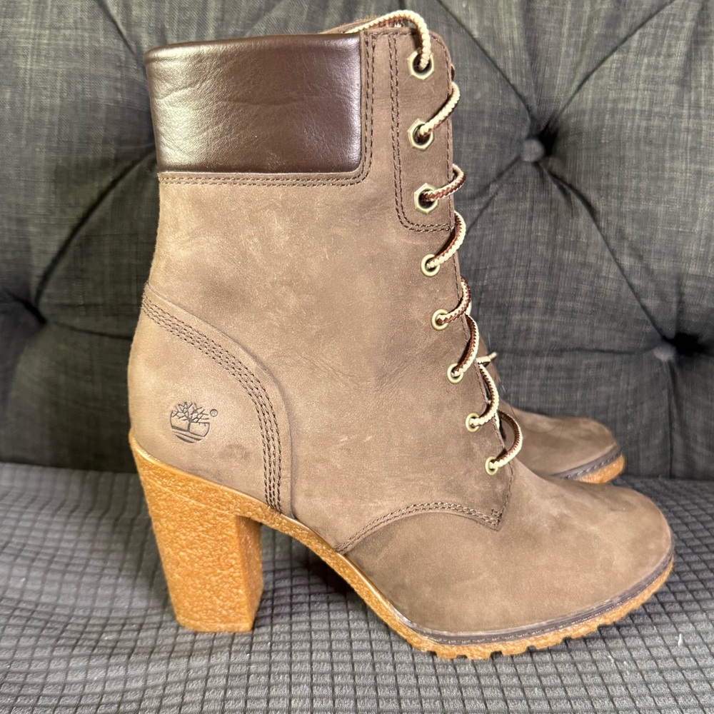 NWOT Timberland Women's brown suede Heeled Boots.  Women’s size 6